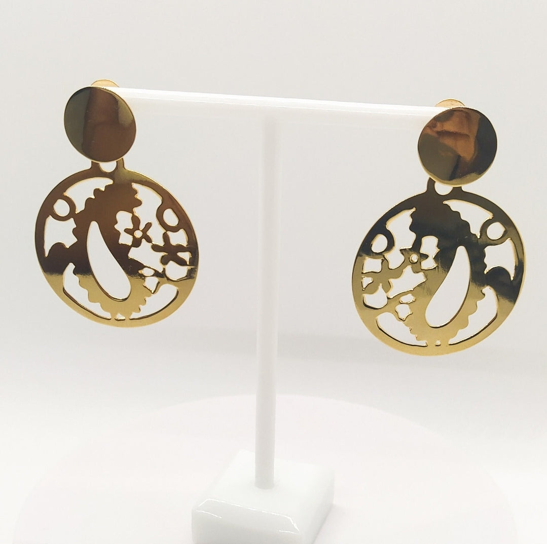 Gold Paisley tendrils earrings. For special occasions, wedding. Flourish Collection. Handmade. Gold plated