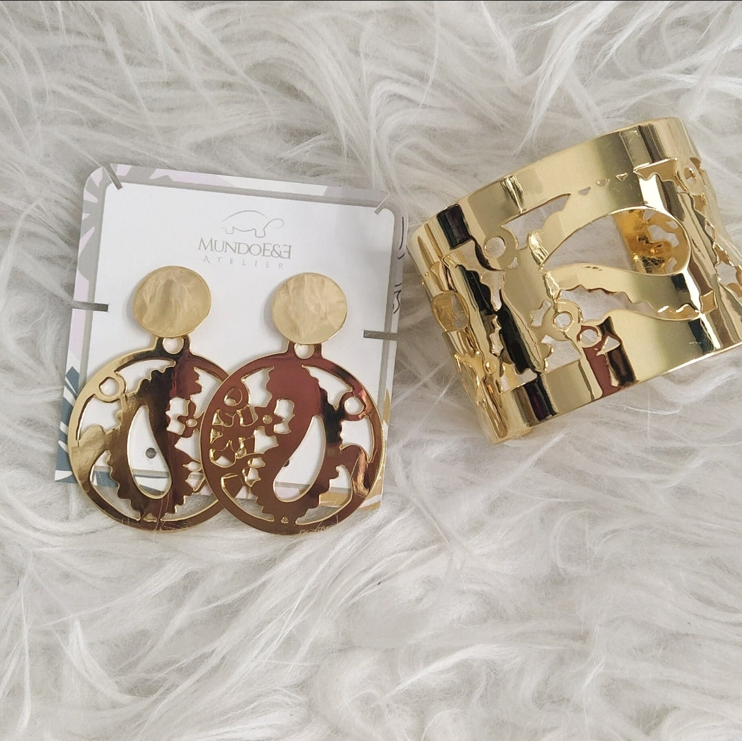 Gold Paisley tendrils earrings. For special occasions, wedding. Flourish Collection. Handmade. Gold plated