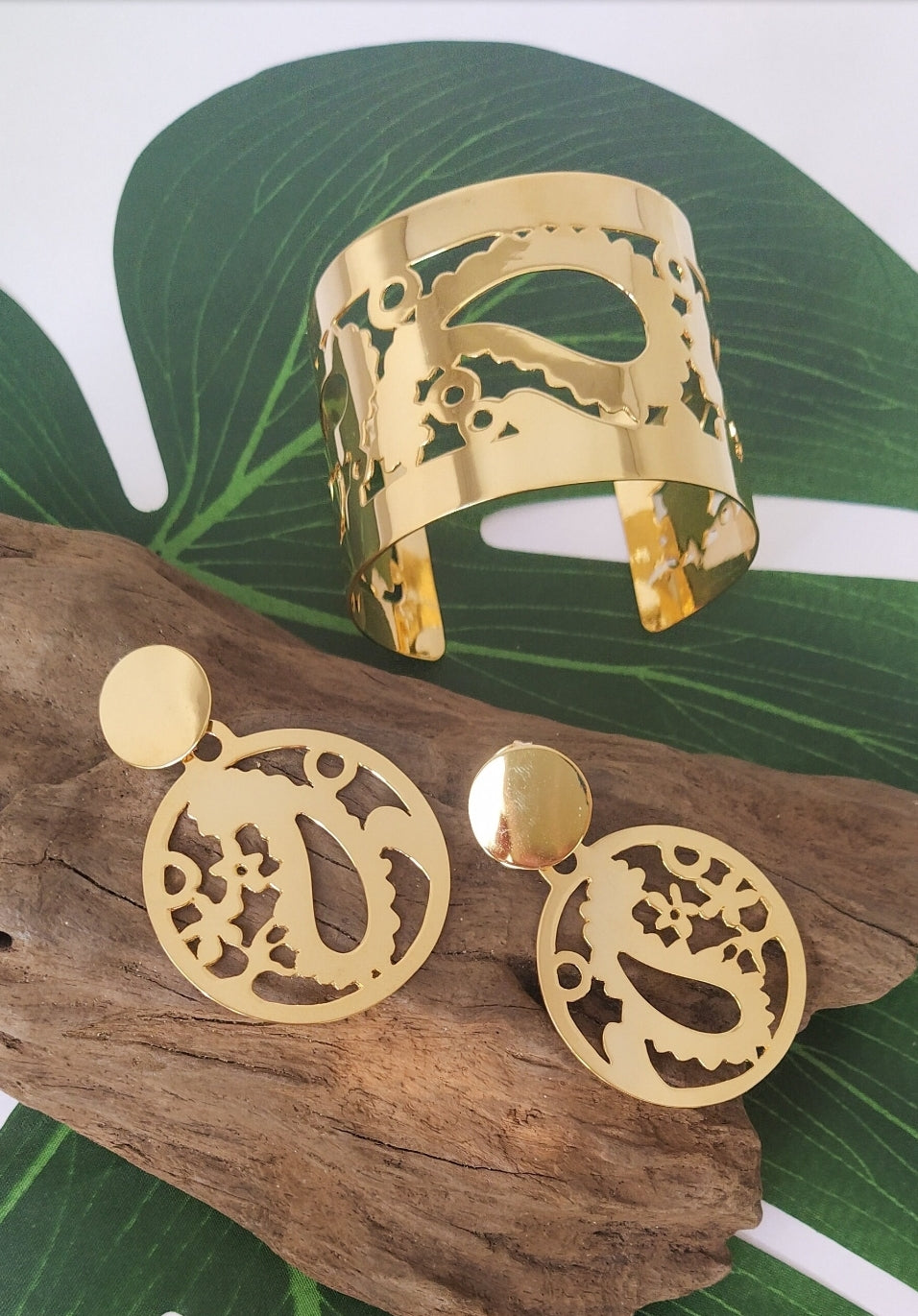 Gold Paisley tendrils earrings. For special occasions, wedding. Flourish Collection. Handmade. Gold plated