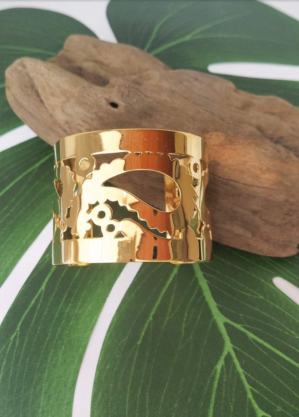 Gold Bracelet. Bacteria motive for special occasions. Handmade by Ariadna Echenique. Gold plated.