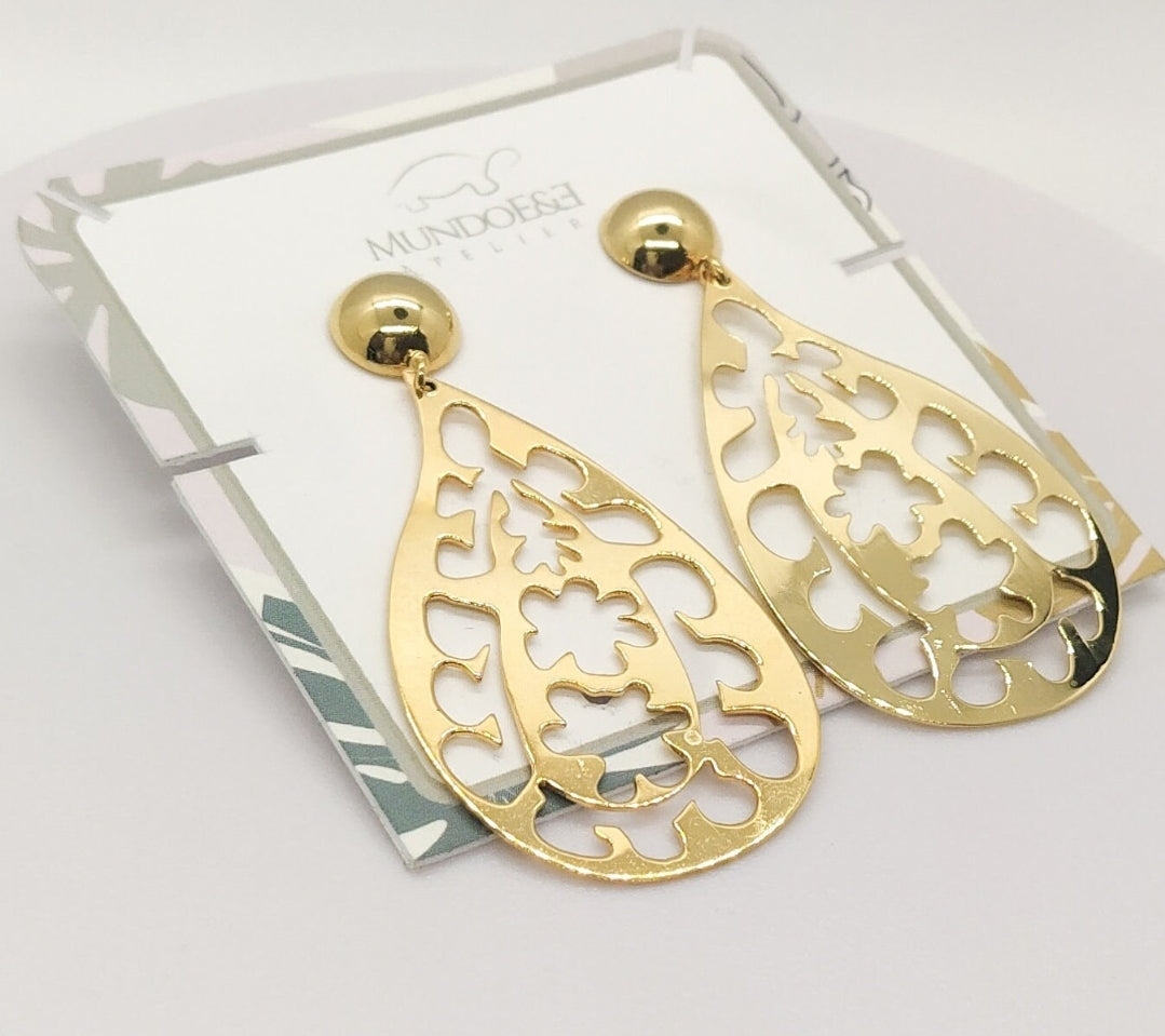 Gold Paisley tendrils earrings.  Flourish Collection.  Handmade by Ariadna Echenique