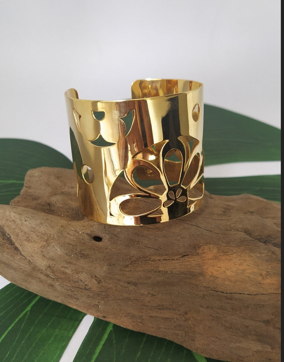 Gold bracelet. For special occasions. Flourish Collection. Handmade by Ariadna Echenique. Silver plated